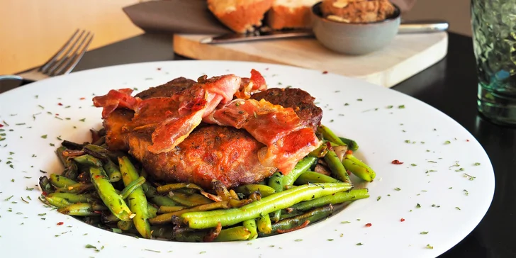 O vás se tentokrát postarají kuchaři restaurace Lakeview Café & Bistro, kteří vám připraví rovnou 3 chody.
