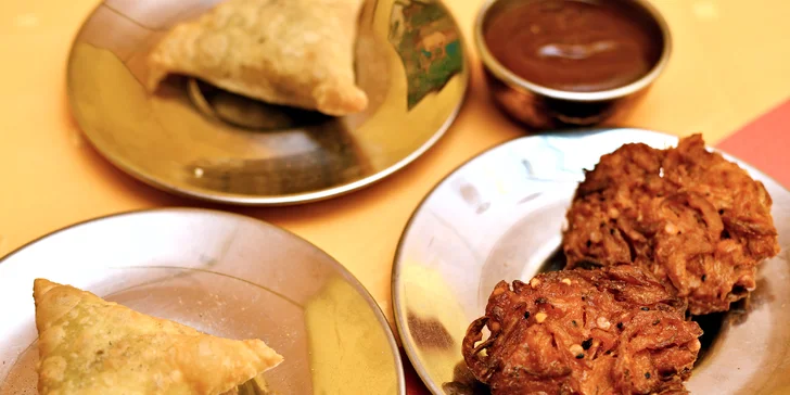 Na stůl dostanete předkrmy jako např. tomatové chutney, cibulové bhajee nebo vegetariánskou samosu.