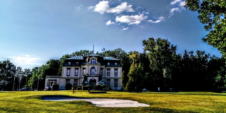 Hřiště je zasazeno do krásného anglického parku.