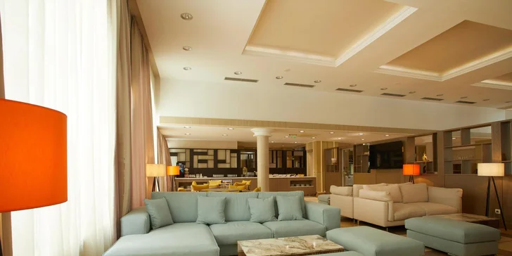 Hotel nabízí i prémiové služby Preffered Clubu – např. láhev sektu na uvítanou, kávovar na pokoji či služby portýra.