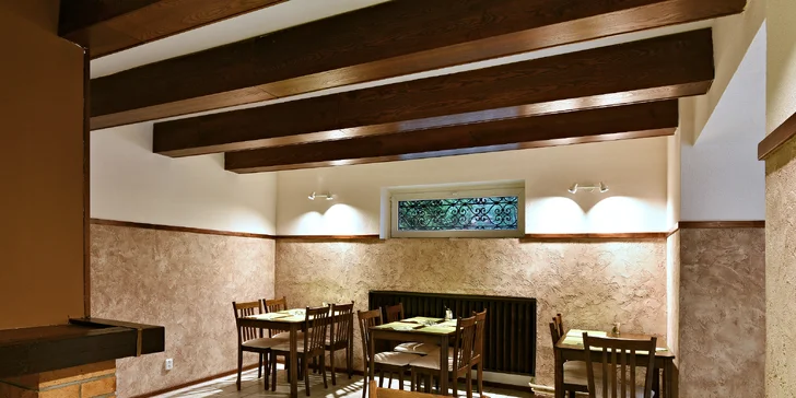 Jídlo si můžete odnést s sebou s příplatkem za krabičku nebo u něj posedět v restauraci.