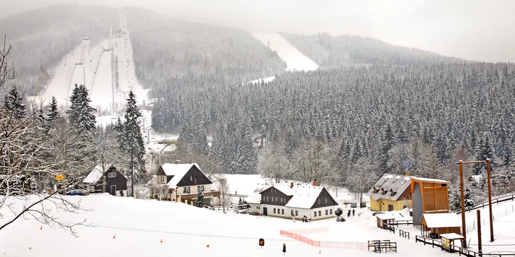 Moderní skiareál Harrachov máte pouhé 2 kilometry od penzionu.