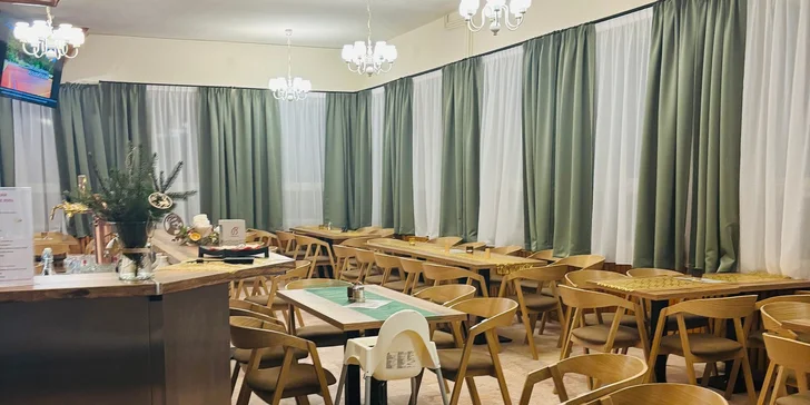 Snídaně a večeře si užijete v hotelové restauraci – formou bufetových stolů nebo výběru z menu, podle obsazenosti hotelu.