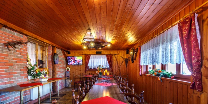Snídaně se podává formou švédských stolů nebo menu, večeře formou výběru z menu.