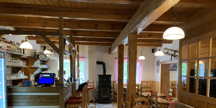 Pochutnáte si tu na guláši i borůvkových knedlících.