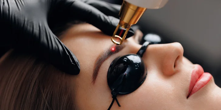 Laserové odstránenie tetovania alebo permanentného makeupu
