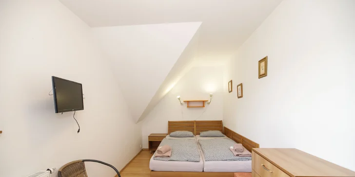 Na výběr jsou dvou- až šestilůžkové pokoje a apartmány.