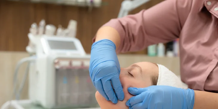 Vo variantoch nájdete aj účinnú myofasciálnu masáž tváre, krku a dekoltu, ktorá podporí prekrvenie, zlepší tonus a prirodzenú elasticitu pokožky, a tiež vytvorí dočasný liftingový efekt.