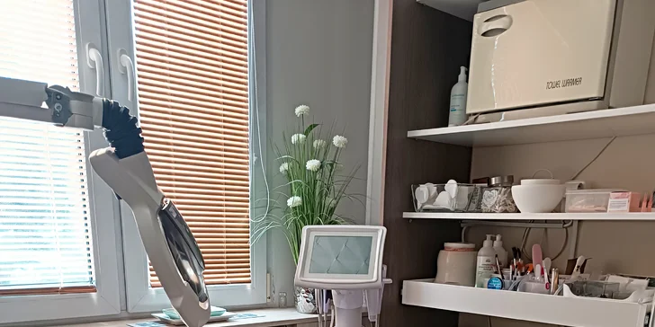 V nabídce najdete i vibroshape, který odbourává tukové buňky a zároveň stimuluje kolagenová vlákna, čímž podporuje efekt zeštíhlení a anticelulitidní péče. 