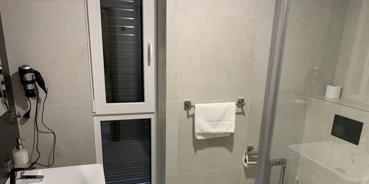 Nechybí ani koupelna se sprchou, WC a kosmetikou.