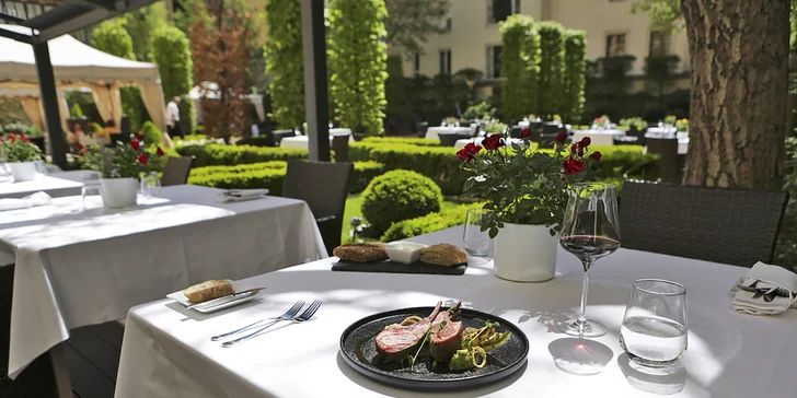 Usadit se můžete venku v překrásné barokní zahradě, nebo uvnitř restaurace.