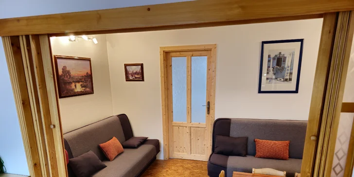 V obývacím pokoji jsou rozkládací sedačky. 