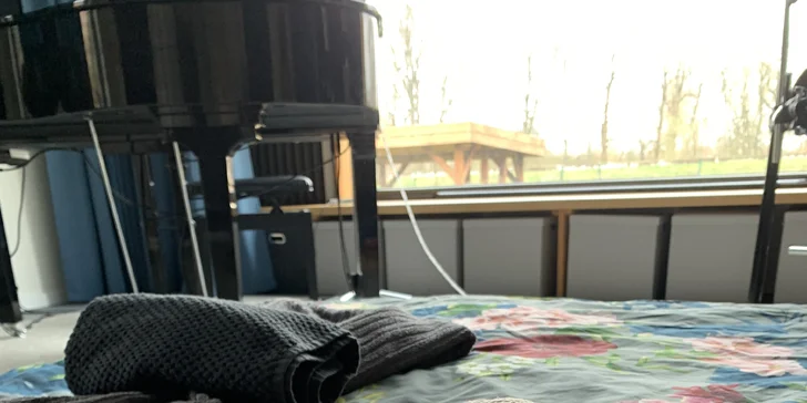 Apartmán je pre dve osoby. Pripravenú tu budete mať fľašu mělnického vína.