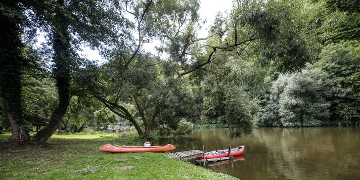  Pokud se budete chtít osvěžit, skočte do Sázavy, která je hned u areálu. Rádi vám tu zapůjčí i lodě, sportovní vybavení nebo třeba čtyřkolky.