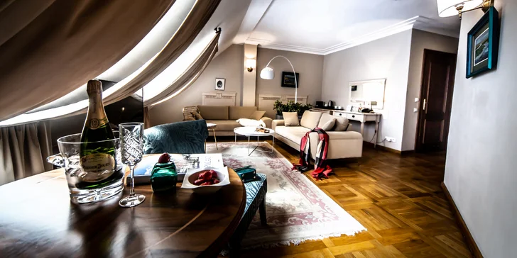 Budova, ve které hotel sídlí, pochází z 15. století.