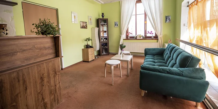 Ponoříte se do vířivky plné vyhřáté vody, masážních trysek a bublinek.
