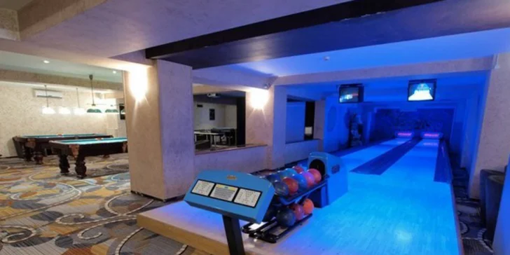 V baru si zahrajete billiard, bowling nebo virtuální golf.