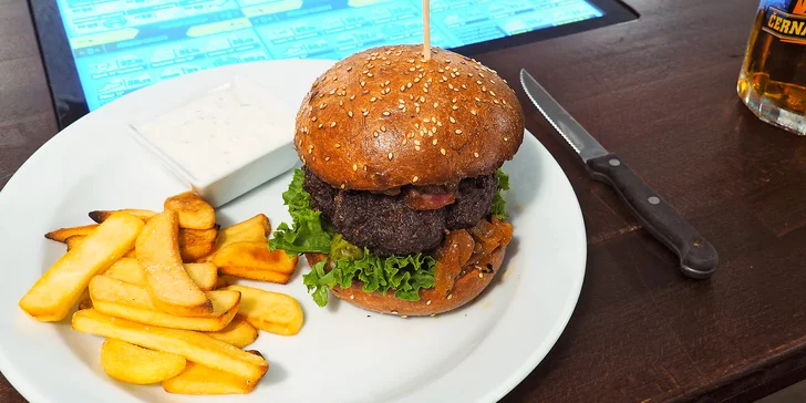 Burger je s hovězím, slaninou, čedarem a domácí BBQ omáčkou. To vše schovává rozpečená domácí bulka.