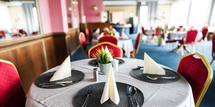 A v den příjezdu si pochutnáte na dvouchodové večeři. V místní restauraci vytváření speciality mezinárodní kuchyně.
