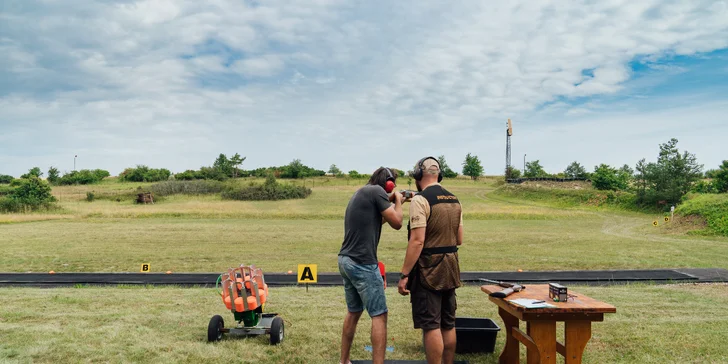 Střelby probíhají ve skupinách max. 6 osob na 1 instruktora, své zásahy si budete zapisovat do tabulky a porovnávat (soutěživá atmosféra určitě vyhecuje vaši mušku). 