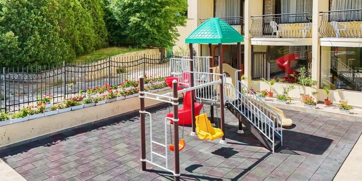  Pro rodiny je k dispozici oddělená dětská sekce v bazénu a bezpečné hřiště.