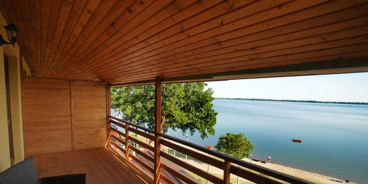 Každá izba má chladničku a balkón s výhľadom na Zemplínsku Šíravu