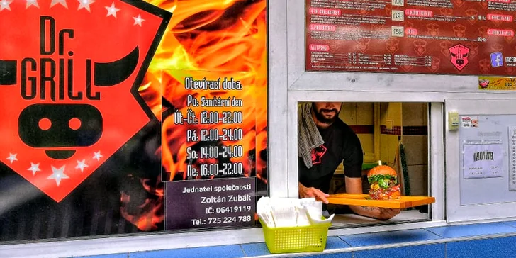 Maso berou od řeznictví U Bobra, housky na burgery si sami pečou a všechny receptury osobně vymýšlí pan majitel.