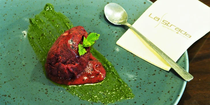 Na závěr vás osvěží malinový sorbet. 
