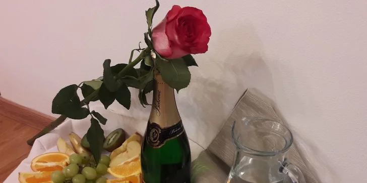 Potěšte svůj protějšek květinou a drobným občerstvením.