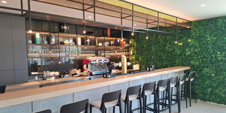 Nechybí ani lobby bar, kde si dáte originální drinky, pivo a výběrová vína. 