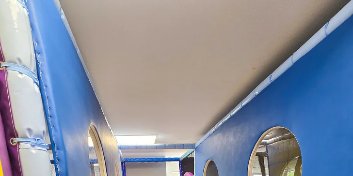 K dispozici máte prostorné vnitřní hřiště s prolézačkami, trampolínami a dalšími atrakcemi.