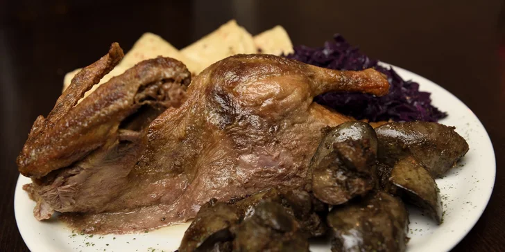 1,2 kg kačice pre 2 osoby (váha kačice je v surovom stave), 4 ks Lokše, 250 g Červenej kapusty, 250 g Restovanej kačacej pečienky 