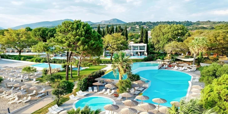 Zabydlíte se v hotelu Ninos Grand Beach zasazeném v rozlehlé zahradě.