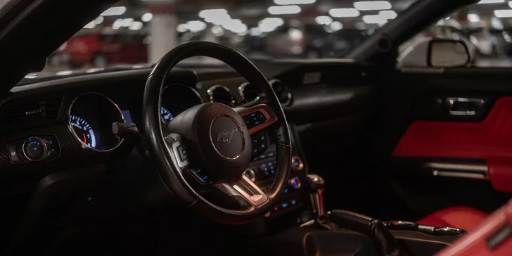 Auto dostanete s plnou nádrží a s plnou nádrží ho zase vrátíte. 

