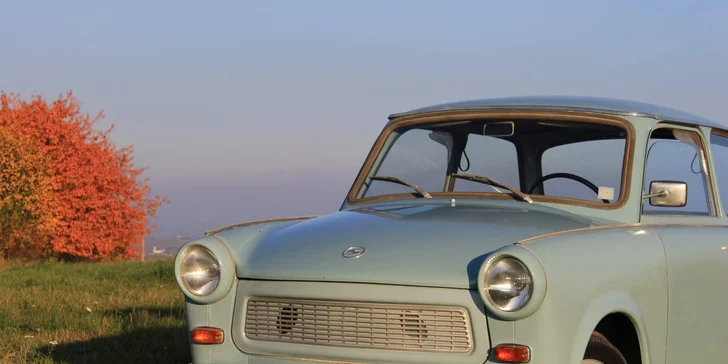 Trabant Eda už vás vyhlíží a netrpělivě vrní.