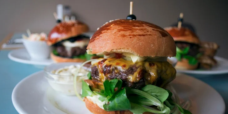 Macho Burger - křenová majonéza, vídeňská cibulka, restovaná pancetta, polníček