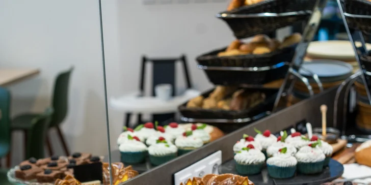 Raňajky sa podávajú v Cafe Bistro na 4. poschodí.