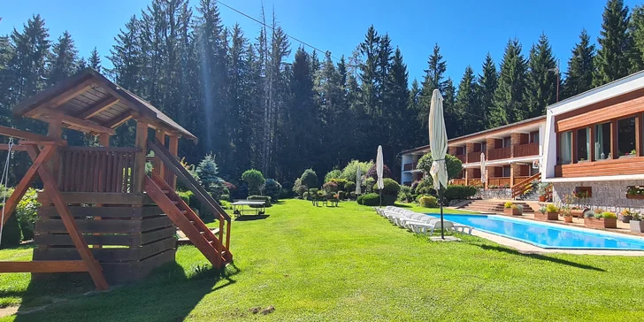 Venkovní bazén k dispozici 70 metrů od hotelu. Dle počasí k dispozici od května do října.