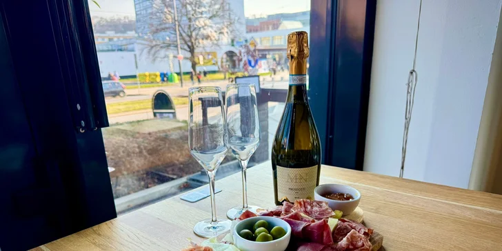 Bistro se nachází cca 2 minuty chůze od zastávky Invalidovna.