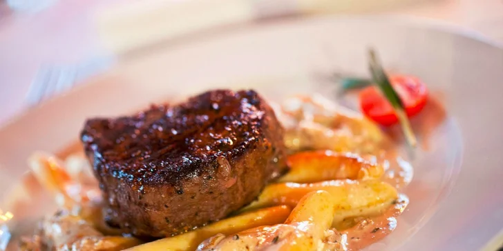 Hovädzí steak na dubákoch s domácimi zemiakovými šúľancami