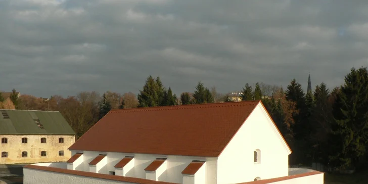 Patrový objekt je zastřešen sedlovou střechou.