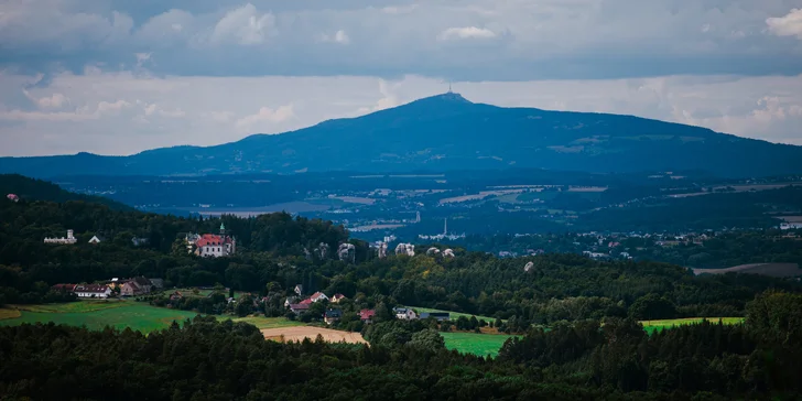 Okolí hradu je velmi krásné.