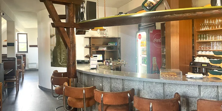 Snídaně jsou servírovány formou bufetu (při min. počtu 10 osob v hotelu) nebo výběrem ze snídaňového menu.