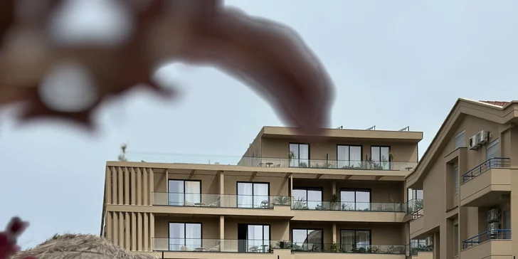 Hotel se nachází hned u pláže. 
