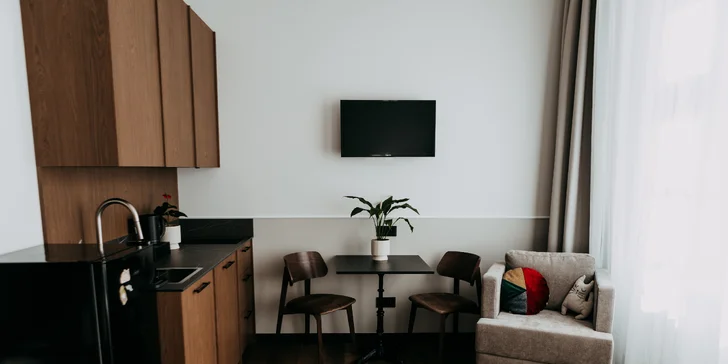 Součástí každého apartmánu je soukromá koupelna, kuchyňský kout s lednicí, TV a Wi‑Fi zdarma.