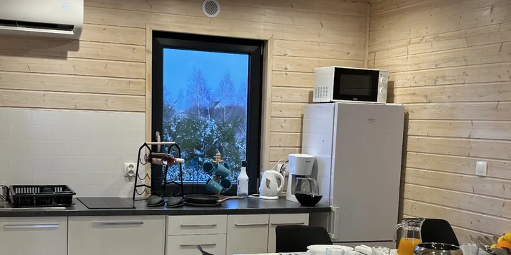 Samozřejmostí je také plně vybavená kuchyňka s lednicí, sporákem, troubou a kávovarem...