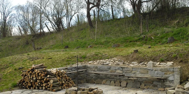 Zábavu i pohodu si užijete na zahradě, kde je ohniště, gril a grilovací nářadí, posezení a dětské hřiště se skluzavkou a pískovištěm. 