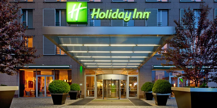 Hotel se nachází u metra Vyšehrad. 