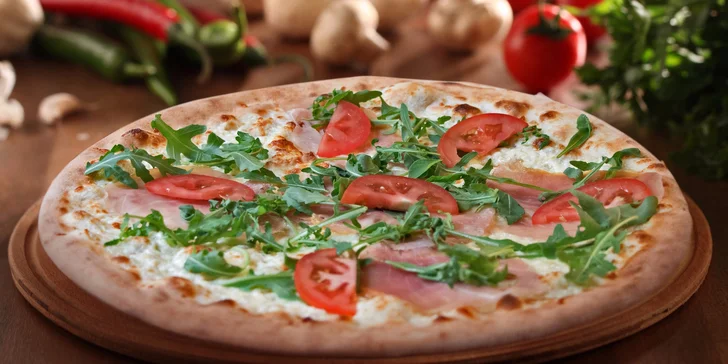 Dvě libovolné pizzy plné čerstvých ingrediencí jen kousek od Karlova mostu
