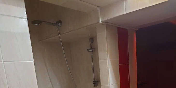 V odpočívárně dotváří atmosféru krb i hudba z mini věže a energii zde doplníte za příplatek drinkem z ledničky.